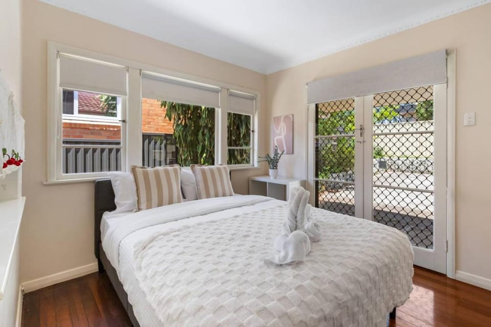 Warm and Cozy Retreat near shops and transport House in Indooroopilly