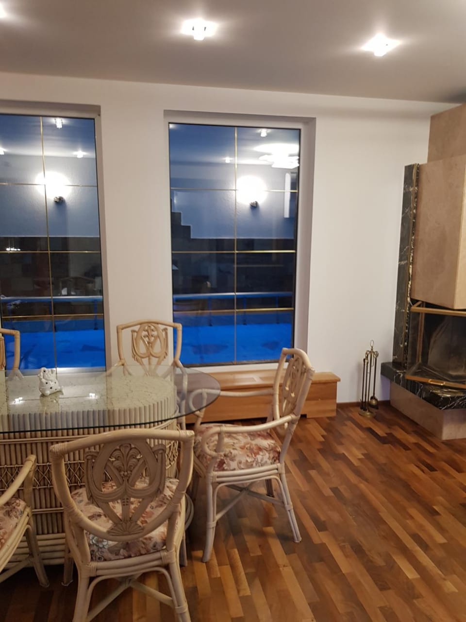 Seating area, Swimming pool, fireplace