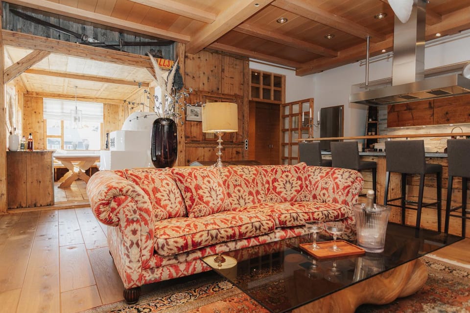 Kitchen or kitchenette, Living room, Seating area, Dining area, oven