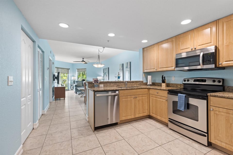 Steps to Beach Pool & Hot Tub Free Beach Gear Apartment hotel in Treasure Island
