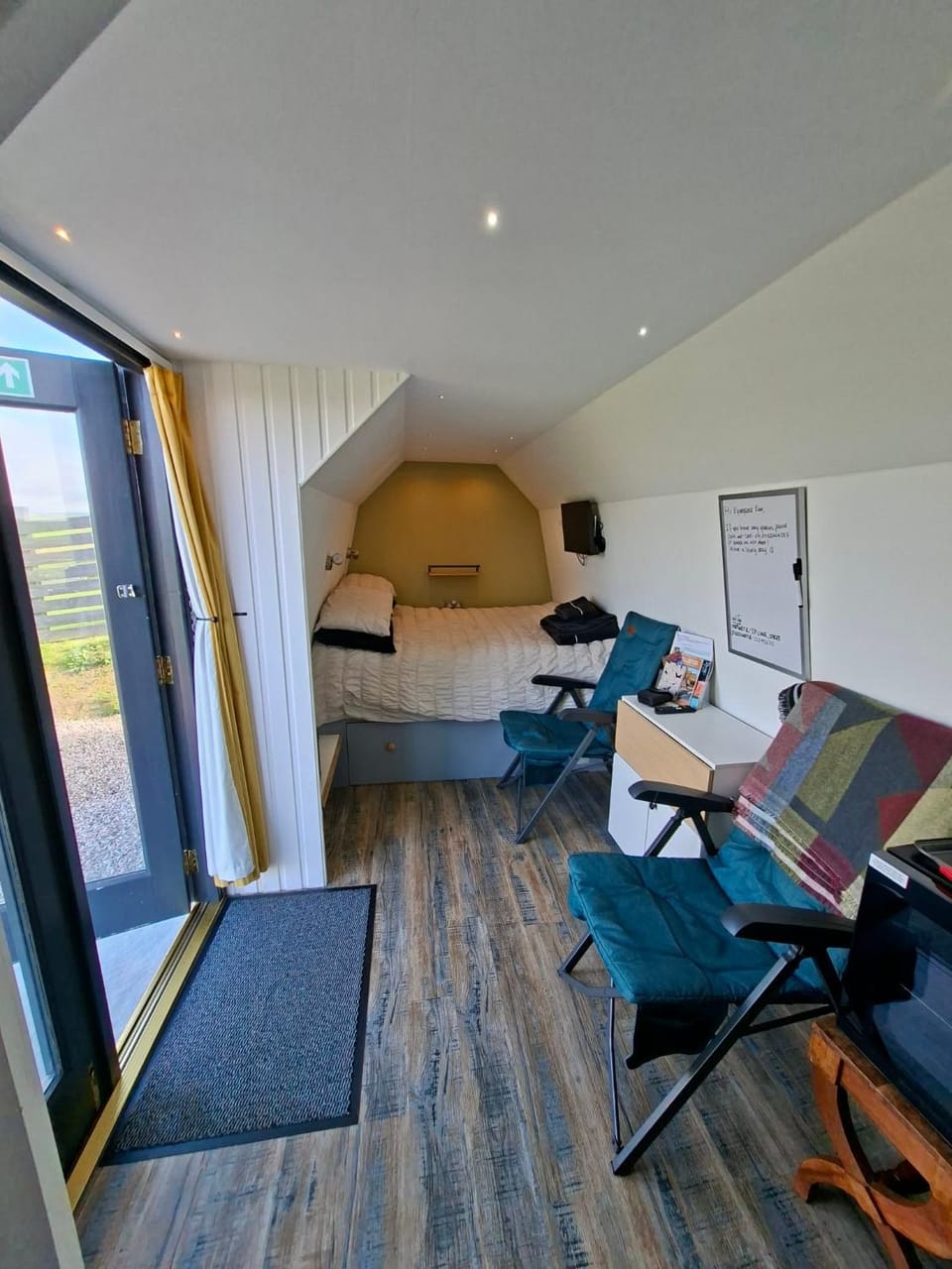Bed, Photo of the whole room, Seating area