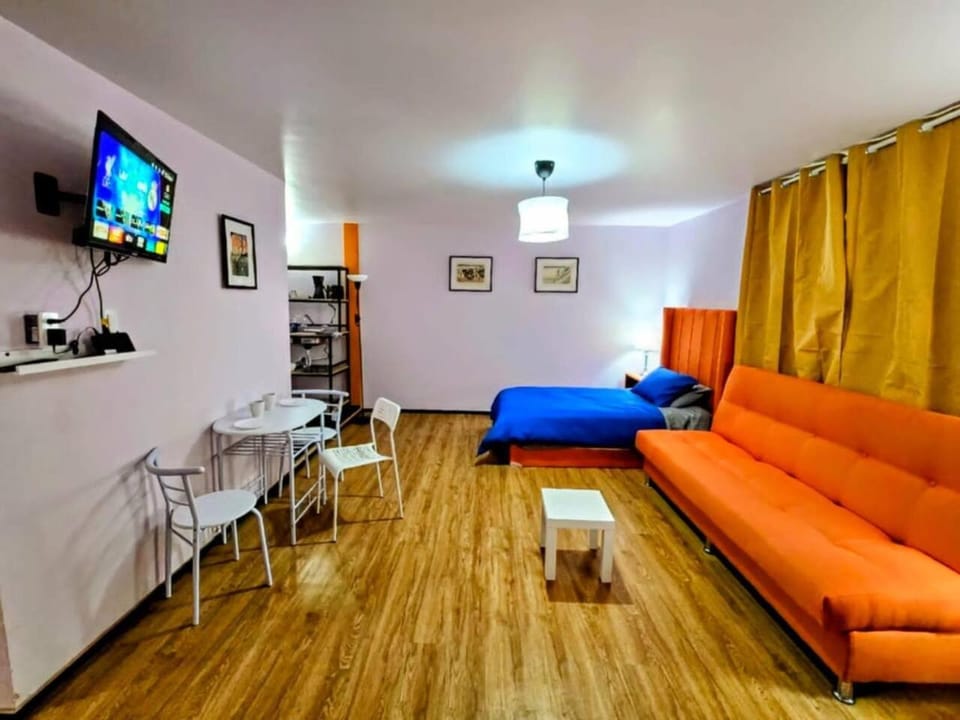 Suite Naranja moderna para 3 huéspedes Cocina equipada, Wi-Fi rápido y excelente ubicación céntrica House in Mexico City