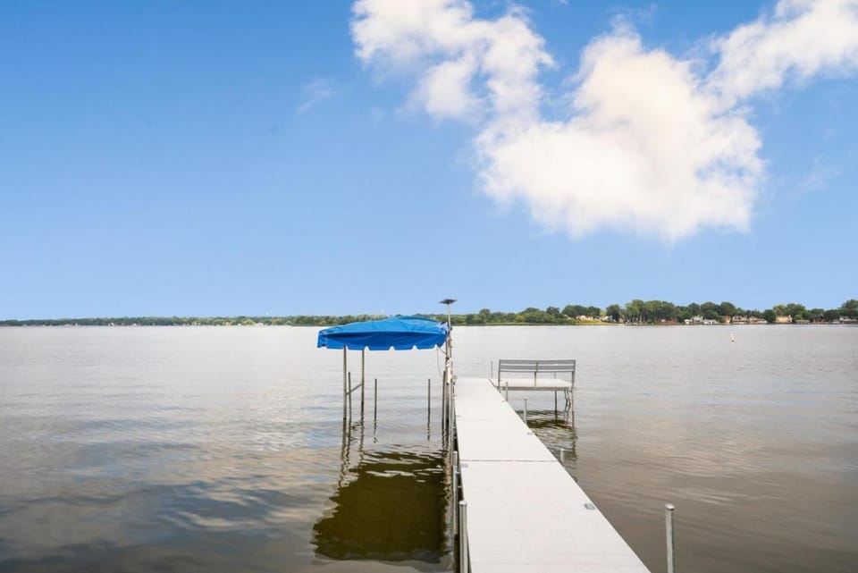 The Grand View on Pistakee Lake Pool Pier Stunning Panoramic Lake Views House in Fox Lake