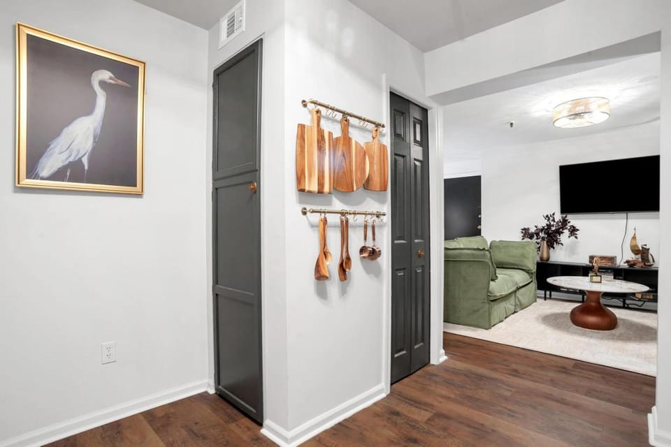 Modern Apartment, steps from Forsyth Apartment in Savannah