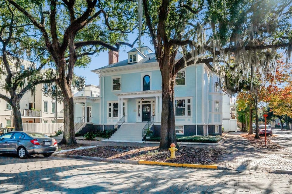 Modern Apartment, steps from Forsyth Apartment in Savannah