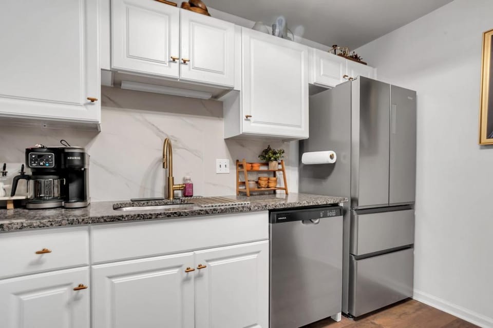 Modern Apartment, steps from Forsyth Apartment in Savannah
