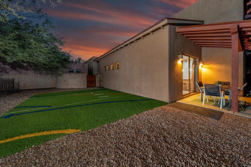 Stylish, 4 BR 3 BA, Fenced Backyard, Garage House in Catalina Foothills