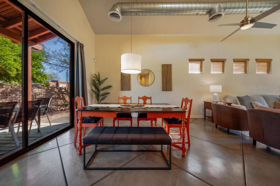 Stylish, 4 BR 3 BA, Fenced Backyard, Garage House in Catalina Foothills