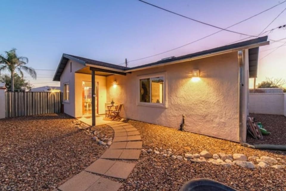 Stylish & Cozy, 1 BR 1 BA, Parking, Casita House in Catalina Foothills