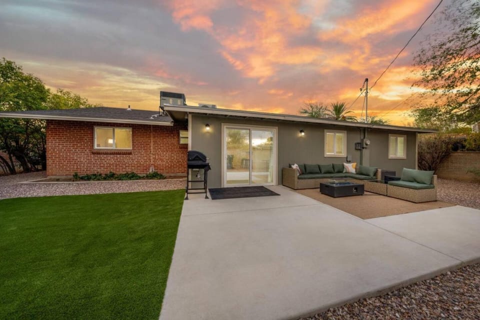 Remodeled Gem, 3 BD 3 BA, Yard, Views House in Tucson