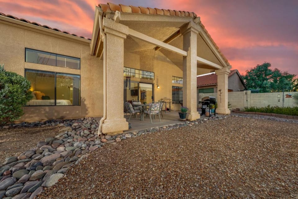 Mountain Views, Garage, Fenced Yard, 2 BR 2 BA House in Catalina Foothills