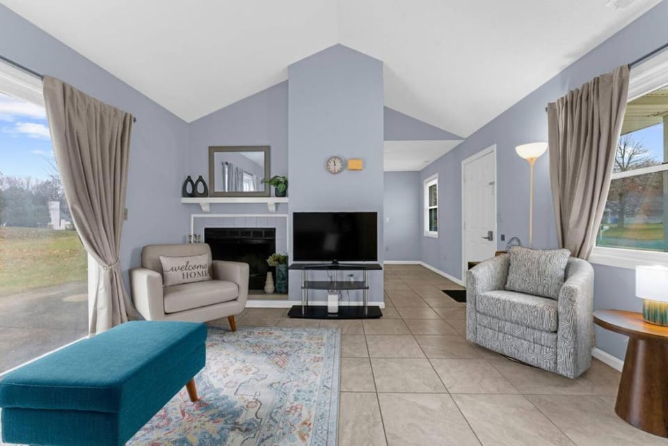 Willow Haven 2BR Cozy Retreat, Close to Hartford House in Manchester