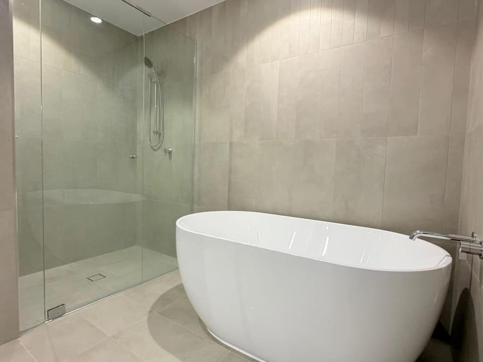Luxury 3-Bedroom Stay with City and River View Apartment in Brisbane City