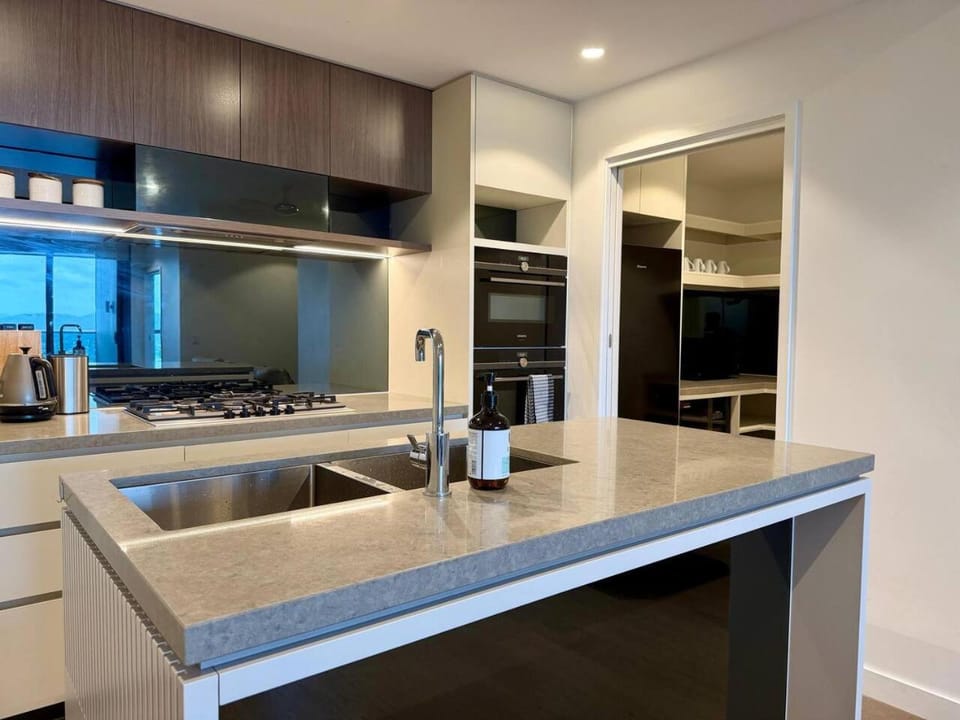 Luxury 3-Bedroom Stay with City and River View Apartment in Brisbane City