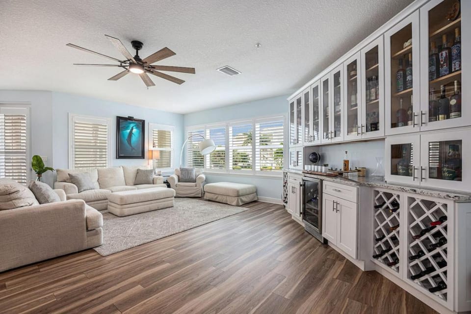 Coastal Modern 3B Near Beach IMG Apartment in Bradenton