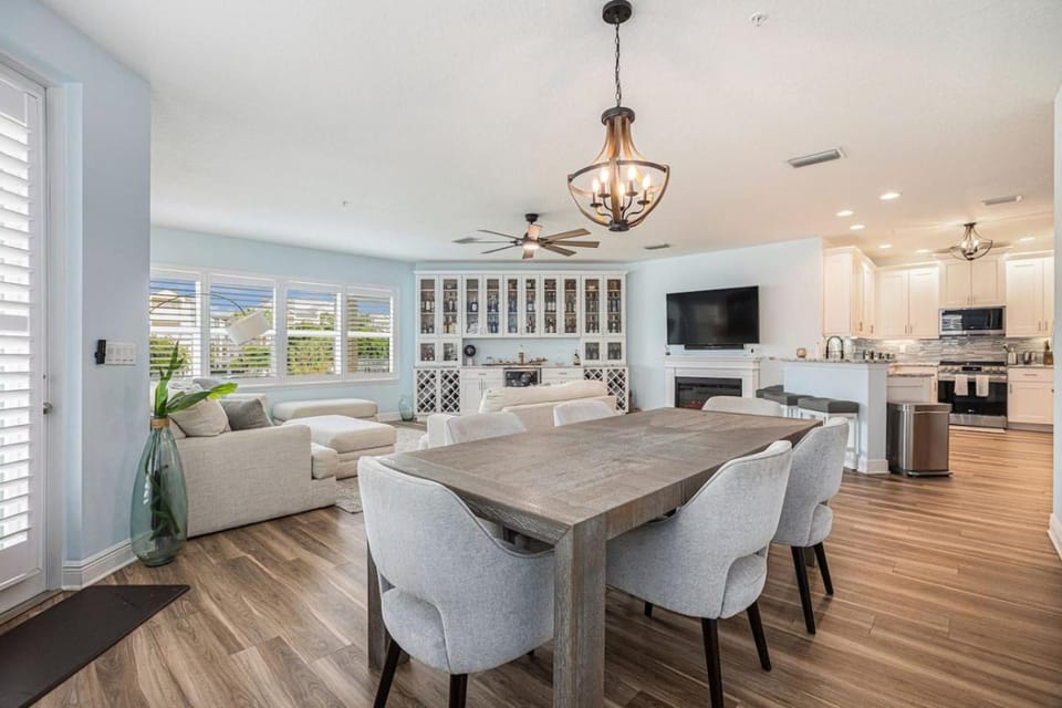 Coastal Modern 3B Near Beach IMG Apartment in Bradenton