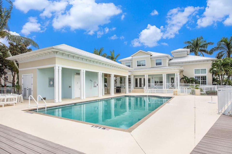 Coastal Modern 3B Near Beach IMG Apartment in Bradenton
