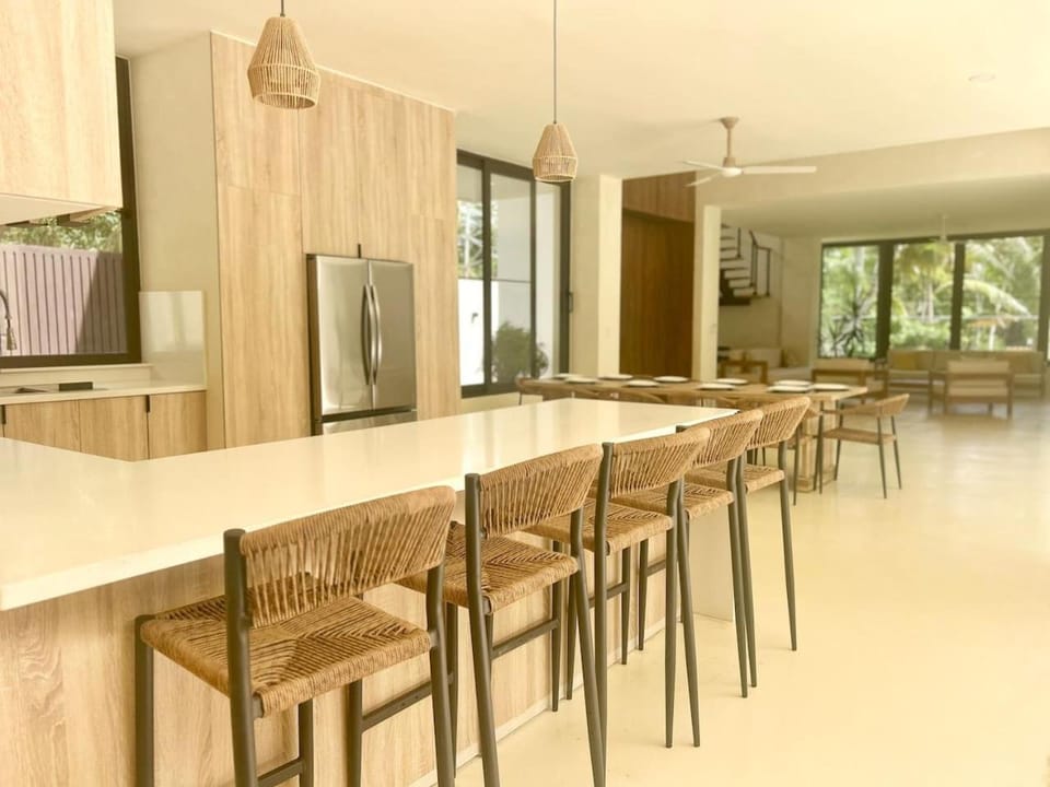Kitchen or kitchenette, Dining area, oven