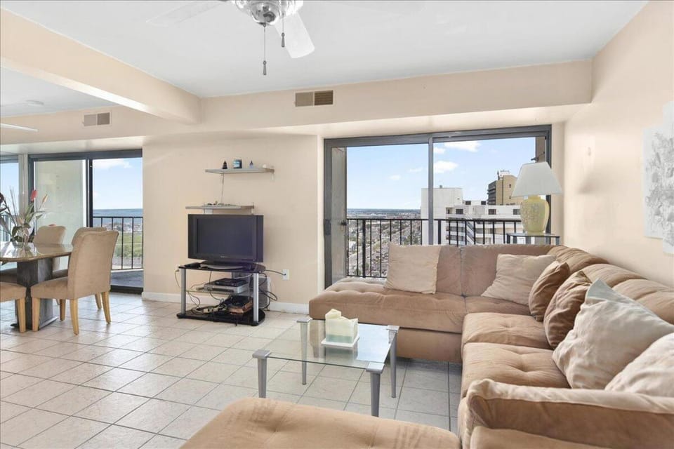 2 Bedroom with ocean views & outdoor pool! House in Ocean City