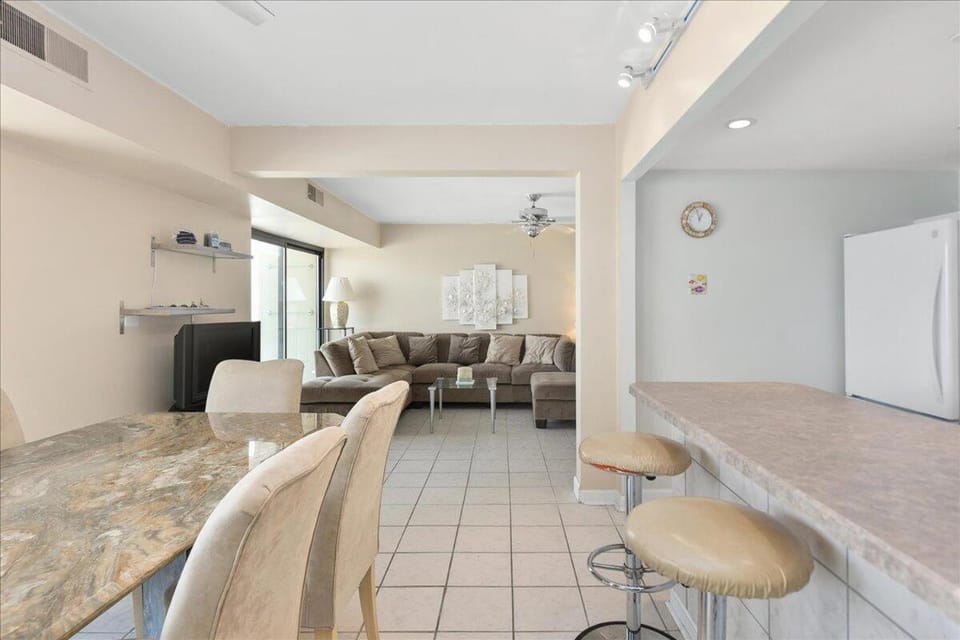 2 Bedroom with ocean views & outdoor pool! House in Ocean City