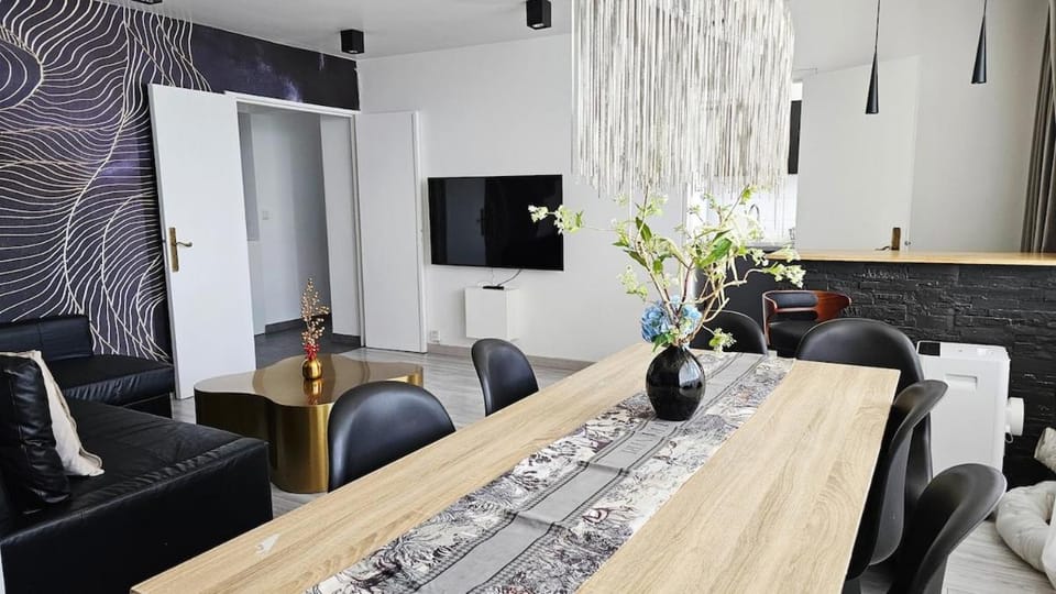 Big apt for 10p parking free close station metro Apartment in Paris