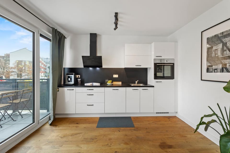 Coffee/tea facilities, Kitchen or kitchenette, Dining area, oven, stove