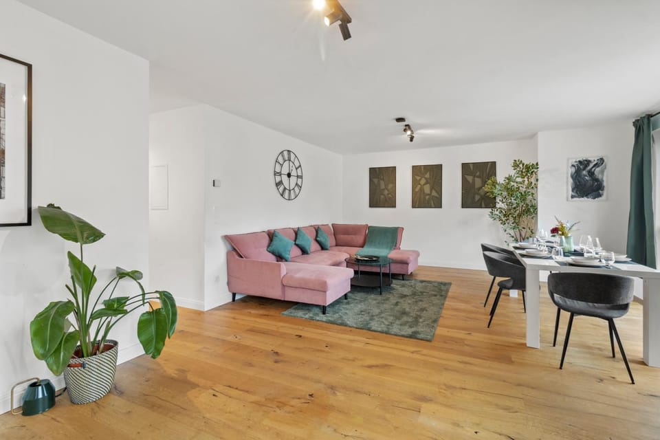 TV and multimedia, Living room, Seating area, Dining area