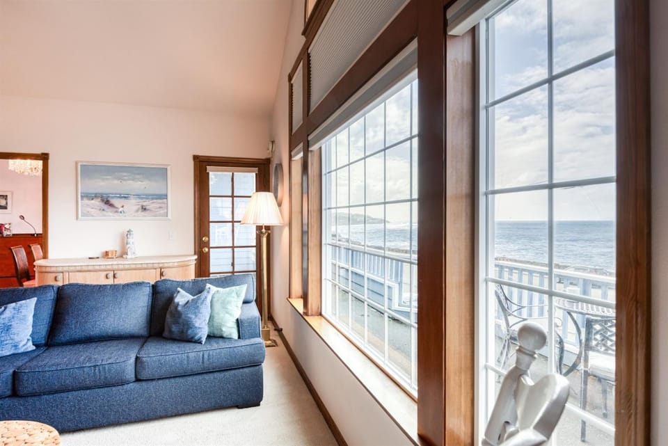 Oceanfront Depoe Bay Paradise - Watch Whales! House in Depoe Bay