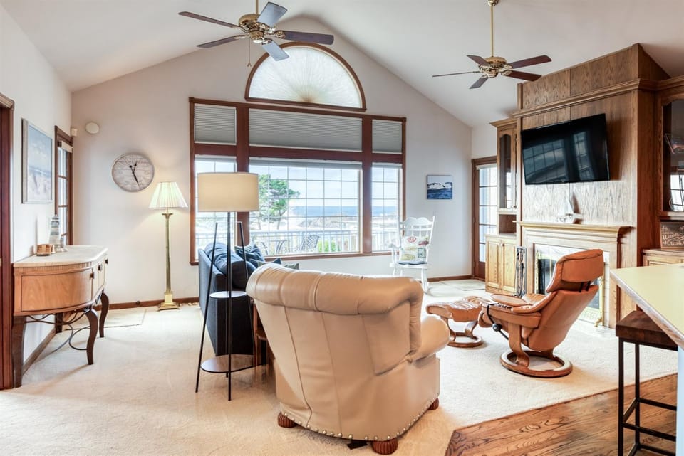 Oceanfront Depoe Bay Paradise - Watch Whales! House in Depoe Bay