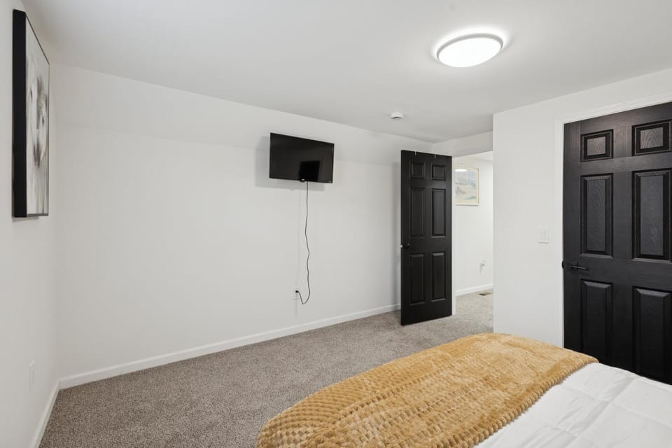 Birmingham Place I Villa in Lansing