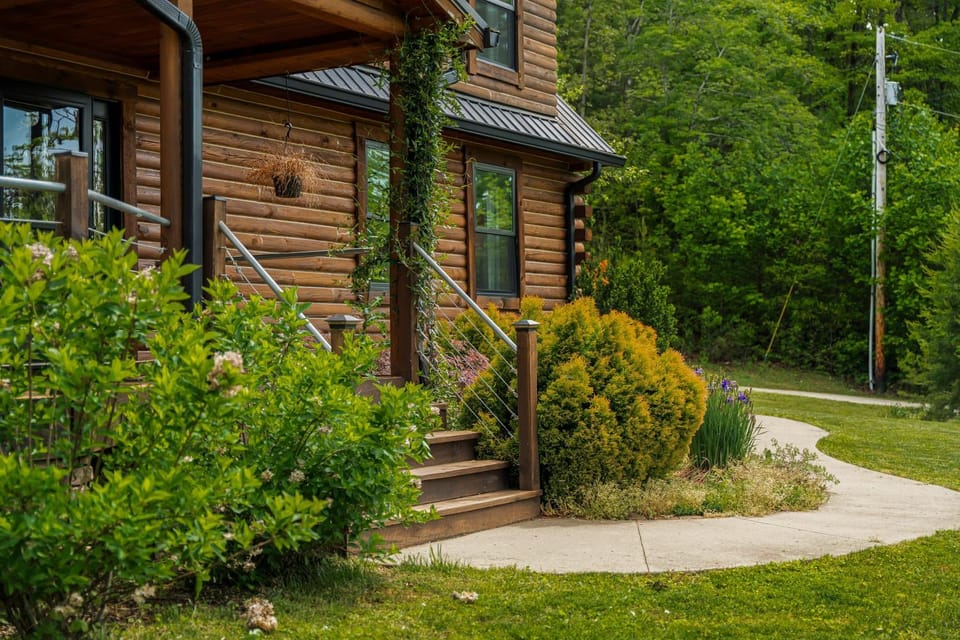 Arch Fun Cabin - Modern Cabin with Hot Tub, Games & Views Cabin in Kentucky