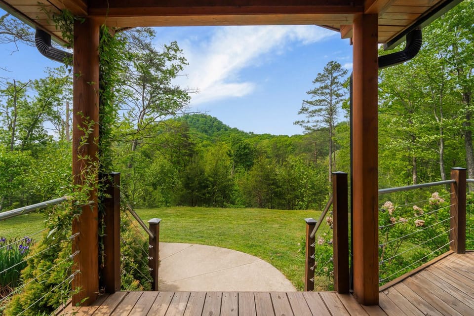 Arch Fun Cabin - Modern Cabin with Hot Tub, Games & Views Cabin in Kentucky