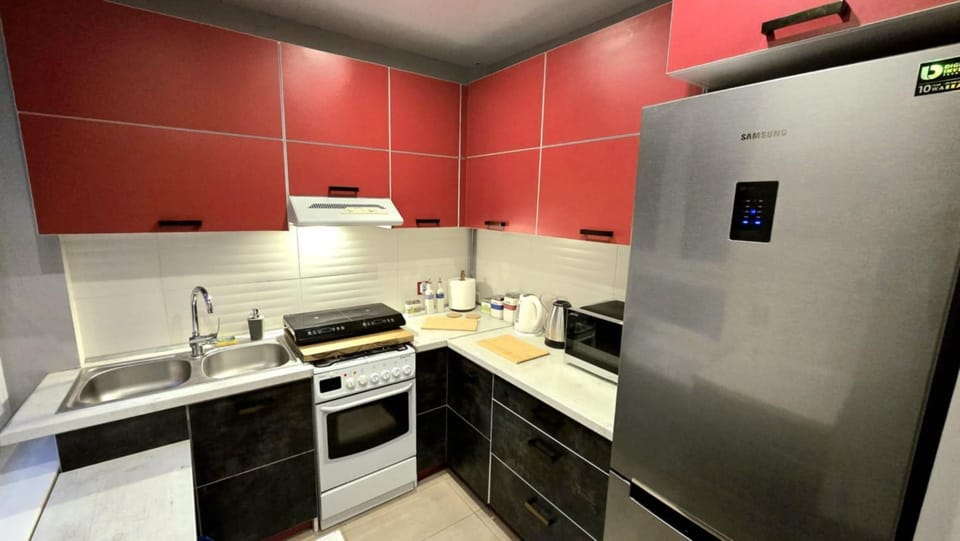 Kitchen or kitchenette, Kitchen or kitchenette, Communal kitchen, microwave, stove, kitchen