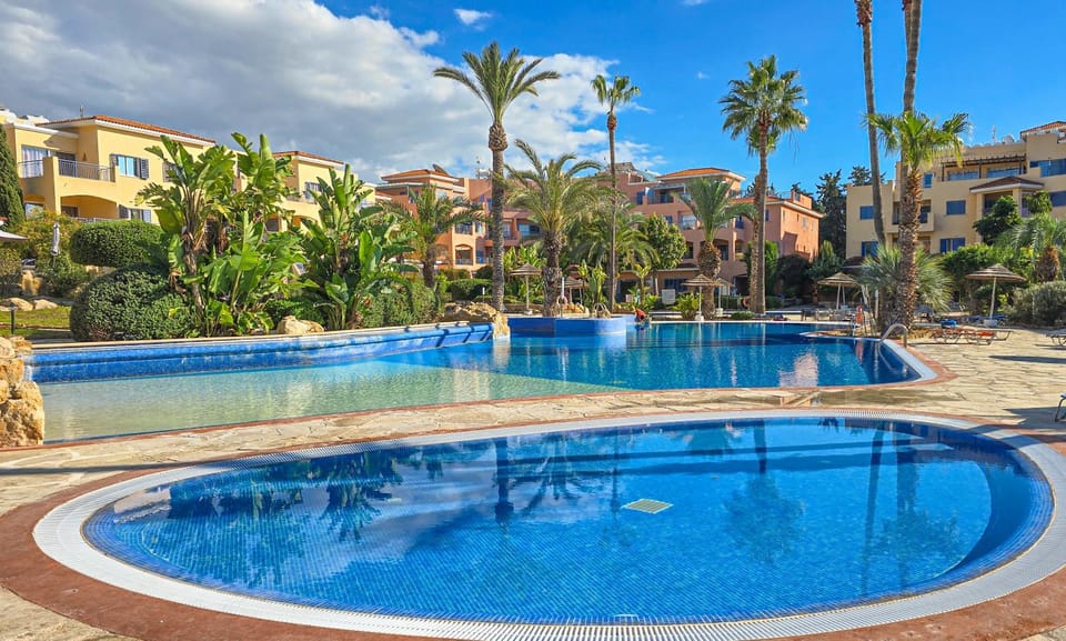 Property building, Day, Garden, Pool view, Swimming pool, sunbed
