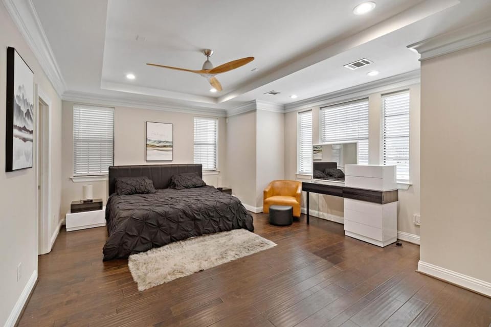 Modern Loft Unit with Patio at the Galleria Apartment in Houston