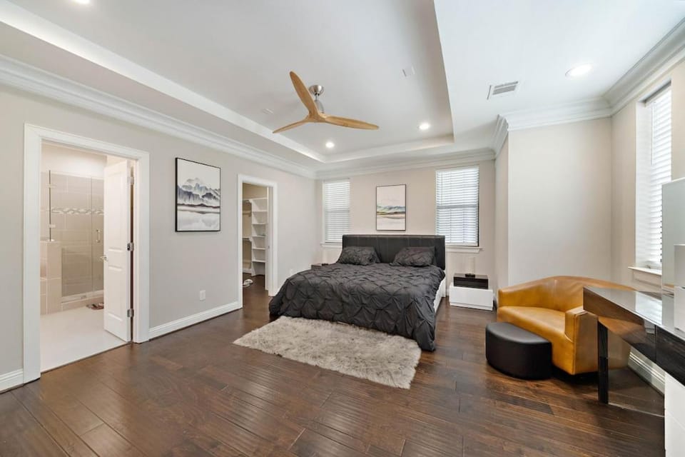 Modern Loft Unit with Patio at the Galleria Apartment in Houston