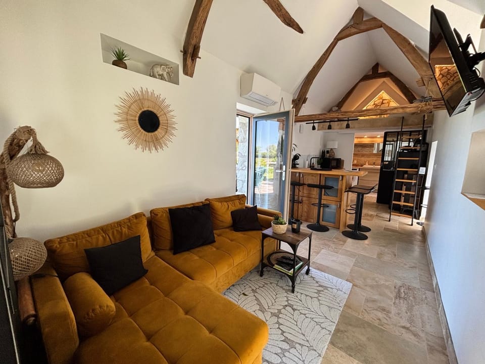 Kitchen or kitchenette, Living room, Seating area, Dining area, minibar