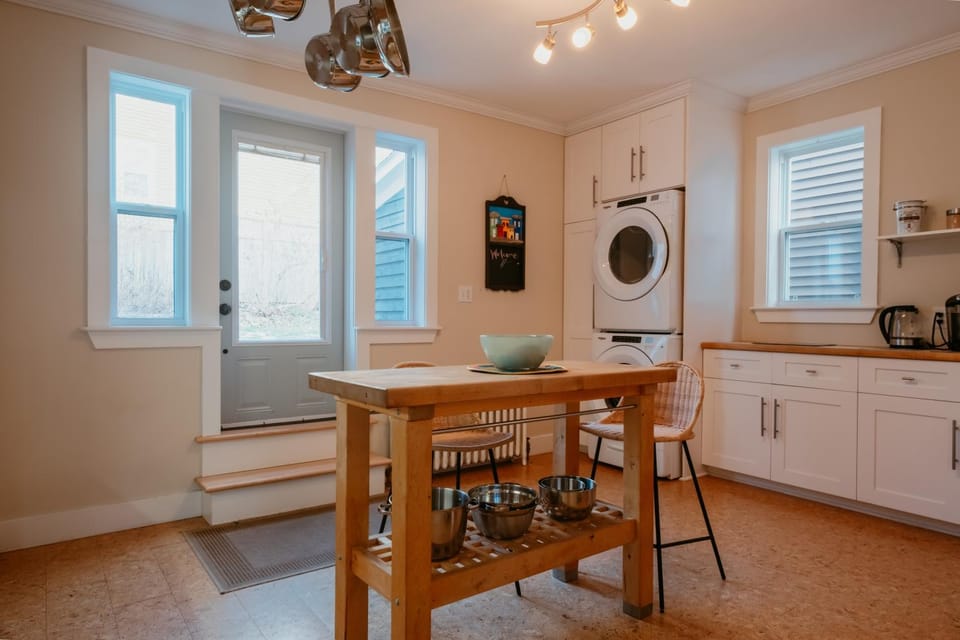 Coffee/tea facilities, Kitchen or kitchenette, Dining area, washing machine, dryer