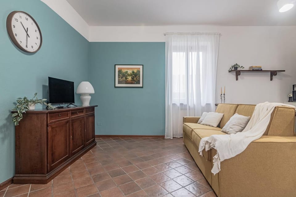 Communal lounge/ TV room, Bed, TV and multimedia, Living room, Photo of the whole room, Seating area, Evening entertainment, Bedroom