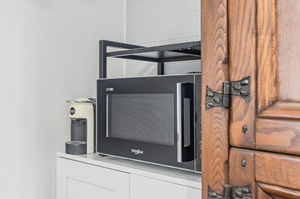 Kitchen or kitchenette, minibar, safe