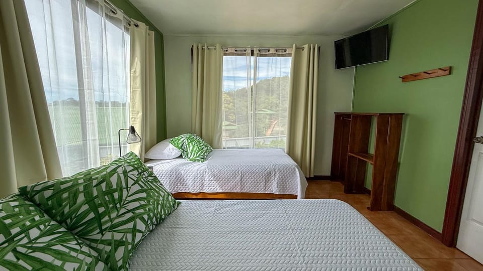 Bed, TV and multimedia, Photo of the whole room, Bedroom