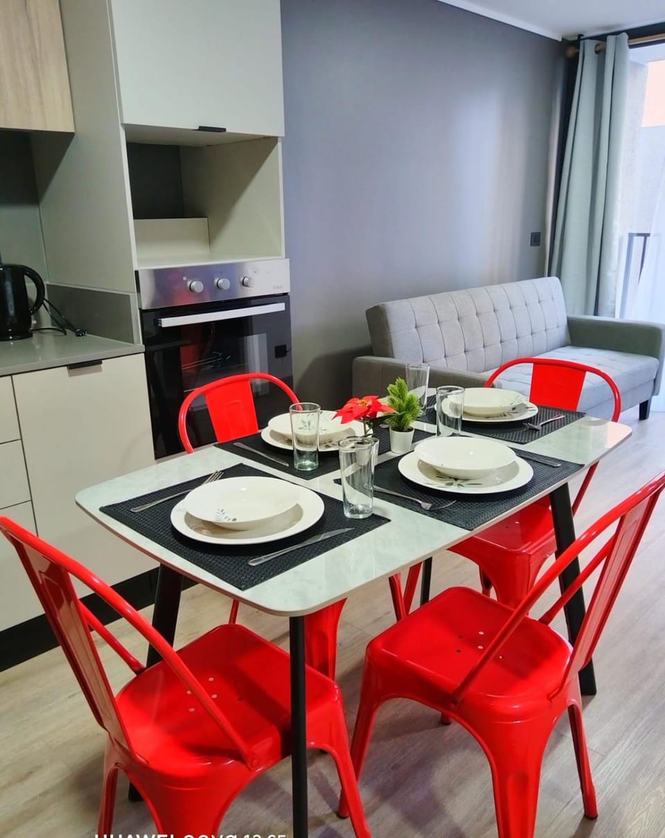 Living room, Food and drinks, Dining area, Food