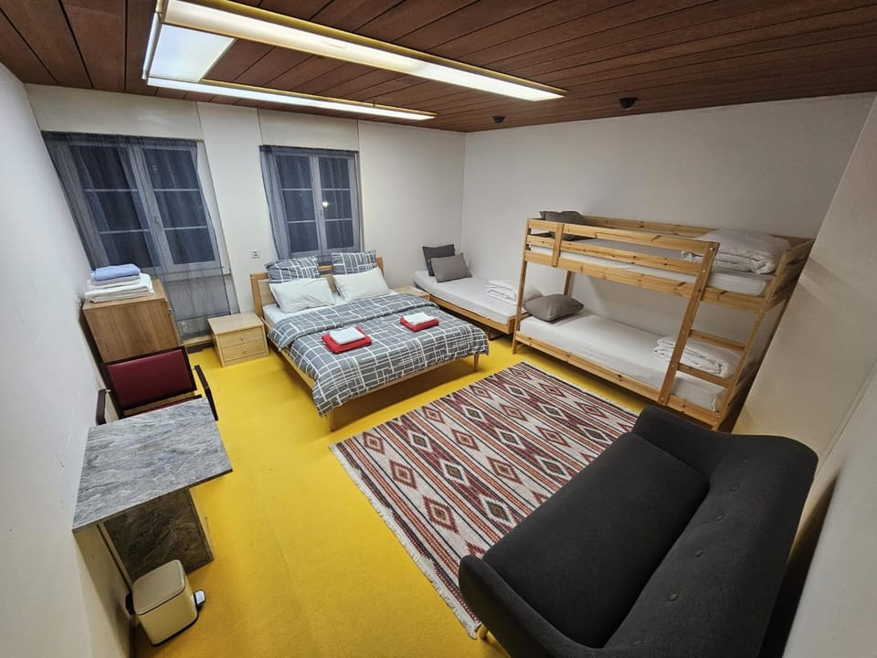 Privat Grosse Zimmer, Mars, mit gemeinsamer Küche und Bad in Altstadt Chur Vacation rental in Chur