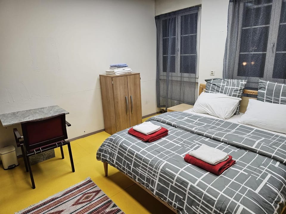 Privat Grosse Zimmer, Mars, mit gemeinsamer Küche und Bad in Altstadt Chur Vacation rental in Chur
