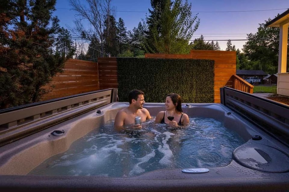 Downtown Suite BnB-Maple Hot Tub Barrel Sauna Bed and Breakfast in Leavenworth