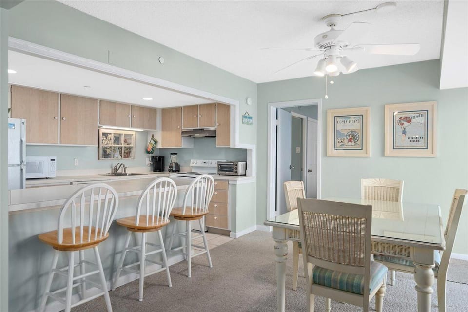 2 Bedroom with beautiful ocean view & outdoor pool! House in Ocean City