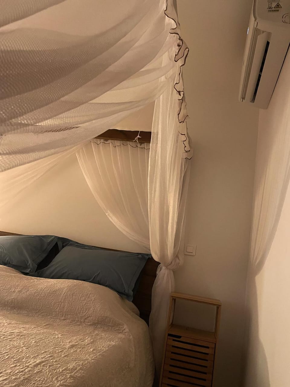 Bed, Bedroom, air conditioner
