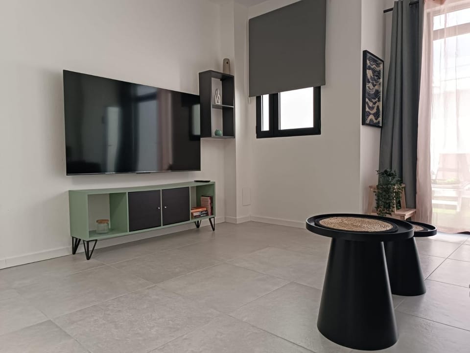 TV and multimedia, Coffee/tea facilities, Kitchen or kitchenette, Living room, Seating area, Dining area, dishwasher, microwave, oven, soundproof, stove, kitchen