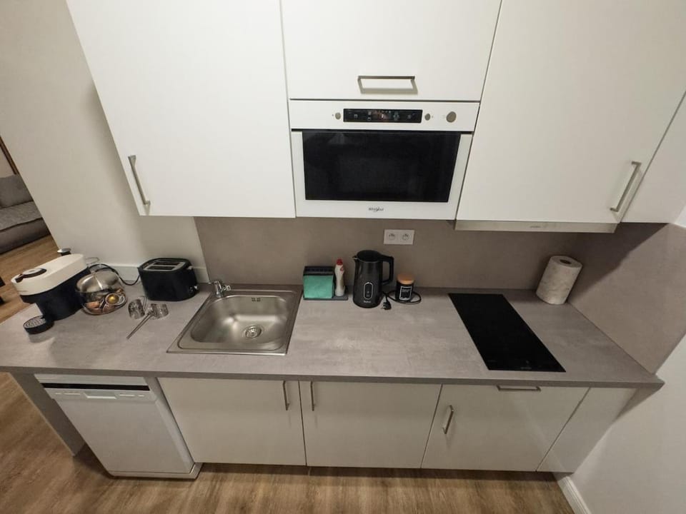 Coffee/tea facilities, Kitchen or kitchenette, oven, stove, toaster