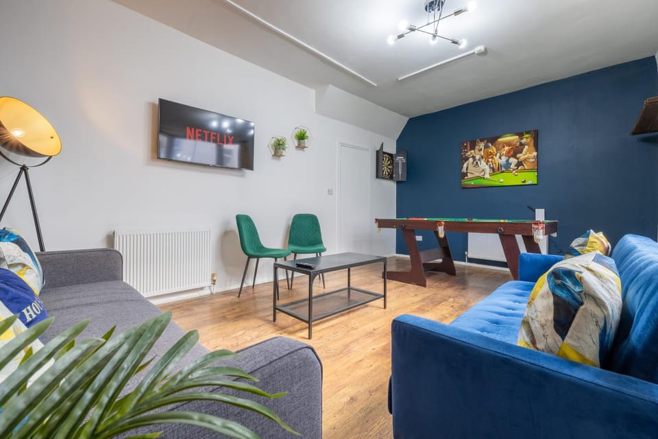Billiard, Darts, Game Room, TV and multimedia, Living room, Seating area